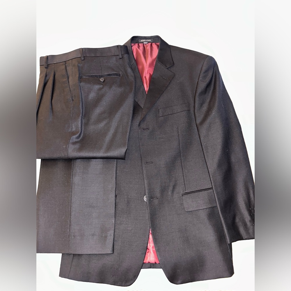 Brand New Giorgio Cosani Suit. Jacket and Pants. Great Condition. Never Worn.